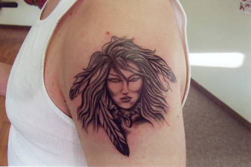 肩部棕色印度女性萨满纹身图案