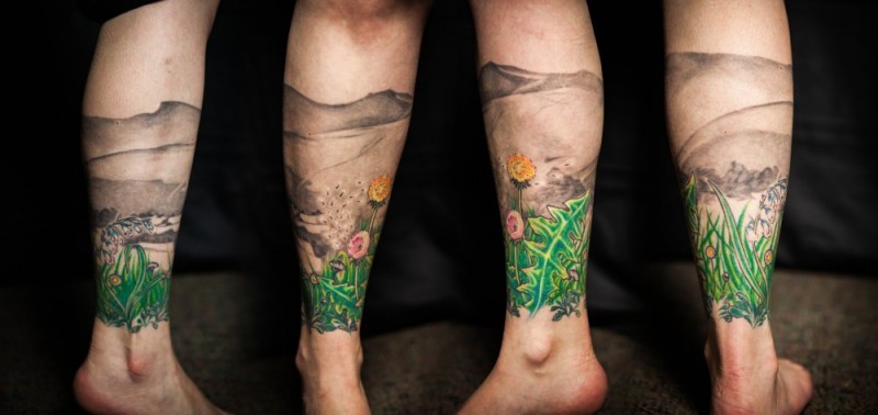 腿部彩色花和山自然纹身图案