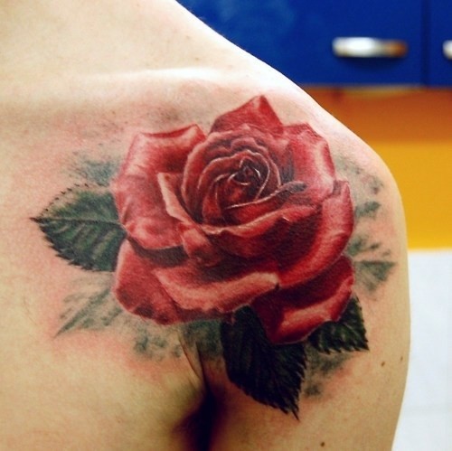 肩部彩色写实红玫瑰纹身图案