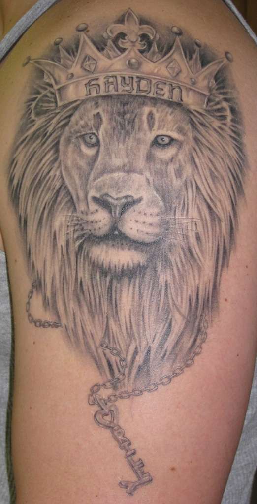 肩部棕色狮子王纹身图案
