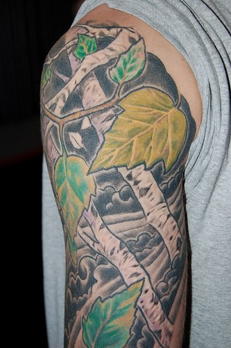 手臂彩色树叶纹身图案