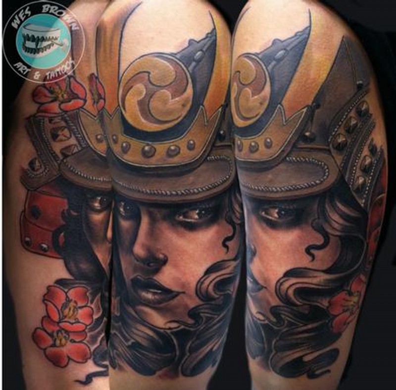 彩色肩膀武士妇女与花纹身图案