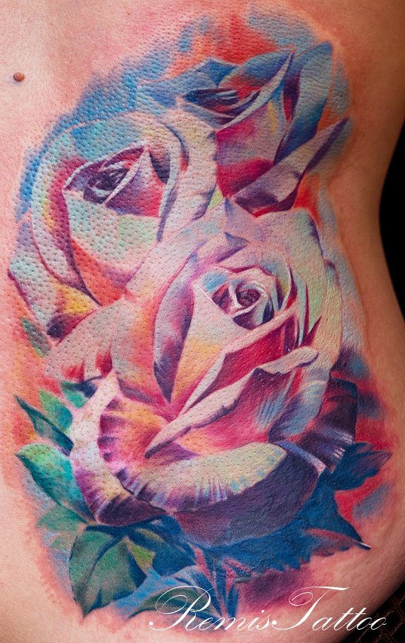 腰侧彩色逼真的玫瑰花纹身图案