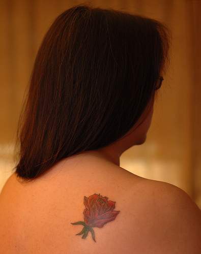 女性肩部红色玫瑰纹身图案