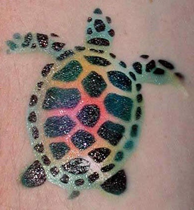 肩部彩色漂亮的海龟纹身图案