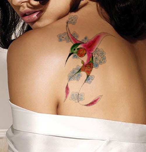 女性肩部水彩色蜂鸟纹身图案