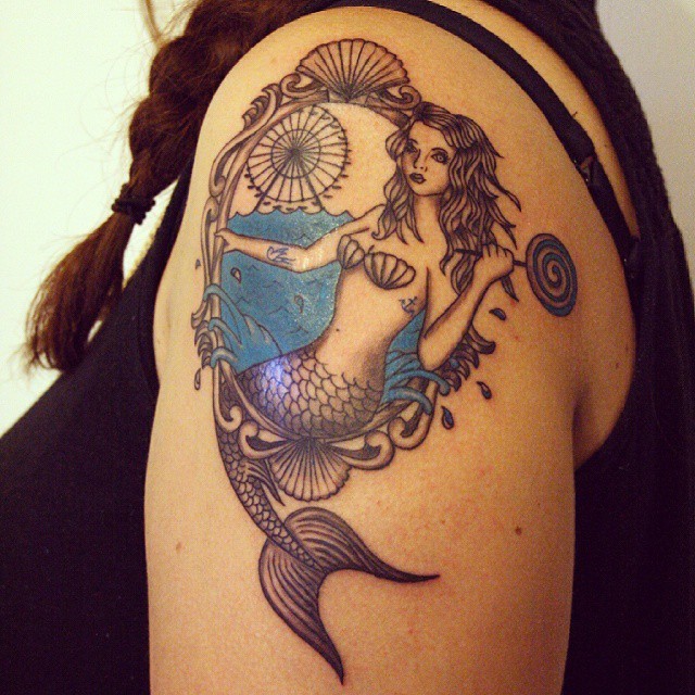 女性肩部彩色老式肖像美人鱼纹身