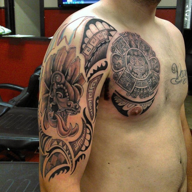 肩部棕色大玛雅石雕像纹身图案