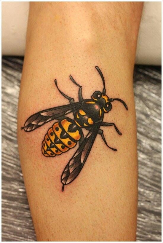 腿上的彩色蜜蜂纹身图案