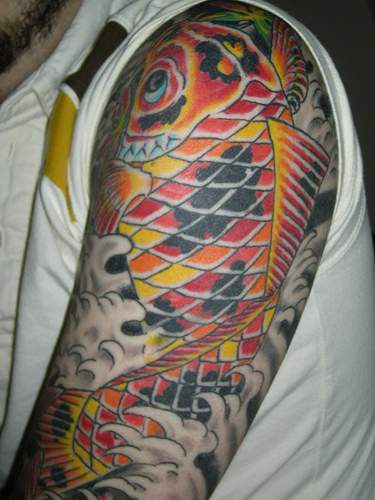 肩部大型的彩色锦鲤纹身图案