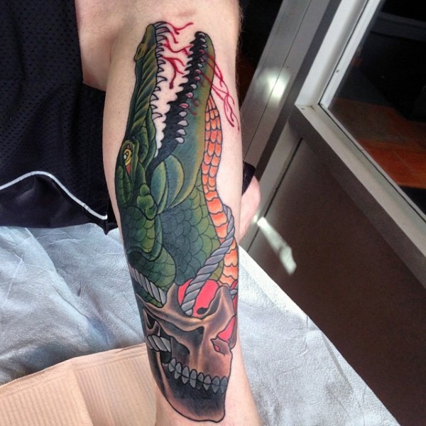 腿部彩色血腥鳄鱼纹身图案