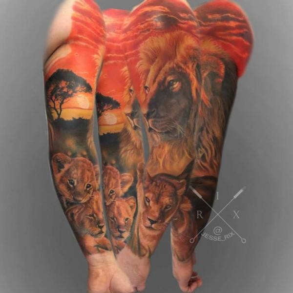 手臂彩色栩栩如生的狮子纹身图案