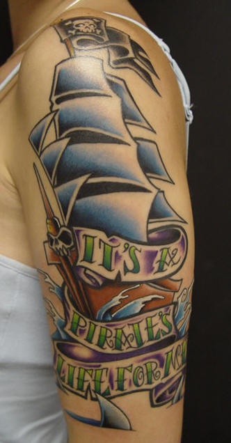 肩部彩色海盗船英文纹身图案