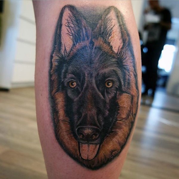 腿部德国牧羊犬肖像逼真纹身图案