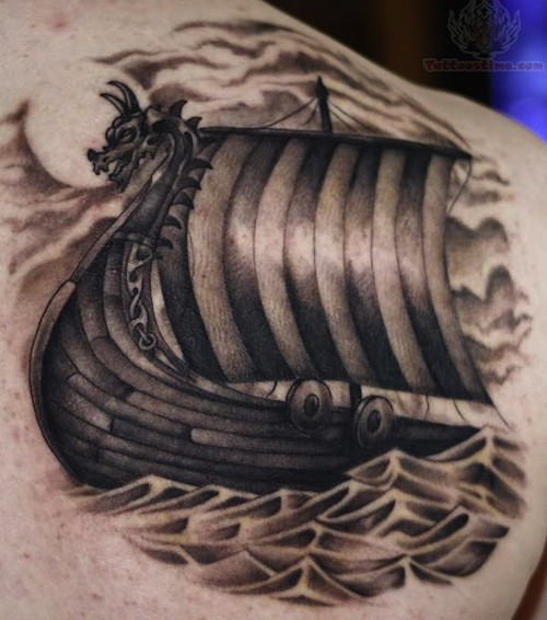 肩部黑灰海盗船上的纹身图案