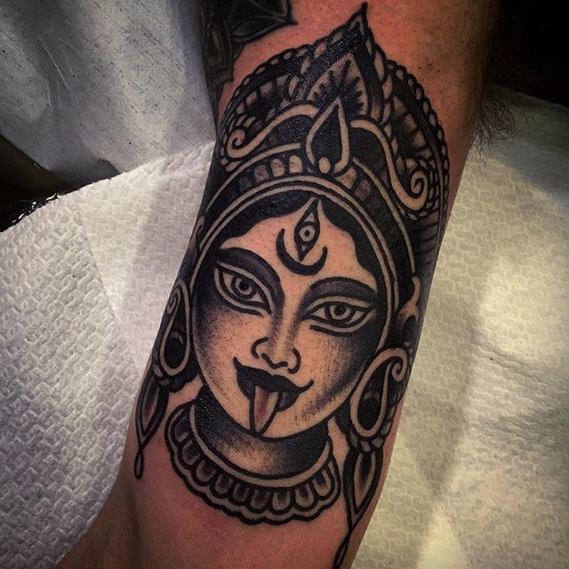 手臂黑色印度教女神纹身图案
