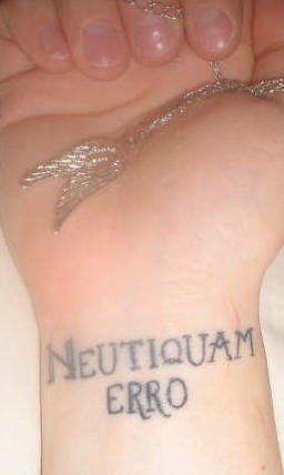 手腕neutiquam埃罗字母纹身图片