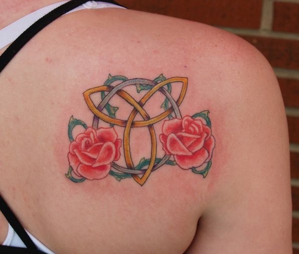 肩部彩色三位一体红玫瑰纹身图案