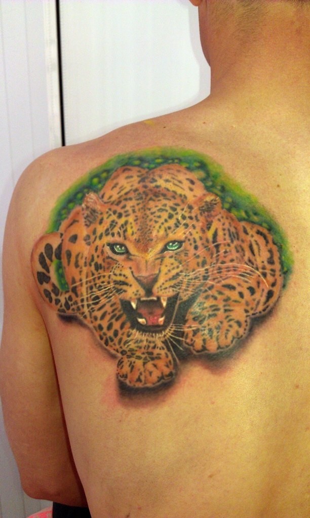 肩部彩色咆哮豹纹身图案