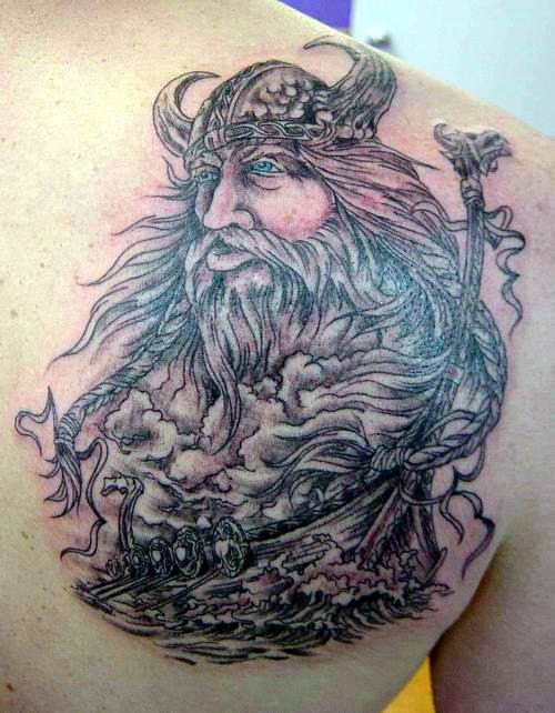 肩部纳维亚神和维京人纹身图案