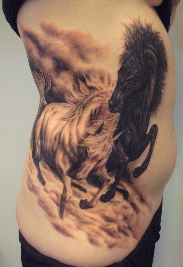 腰侧棕色战斗野马纹身图案