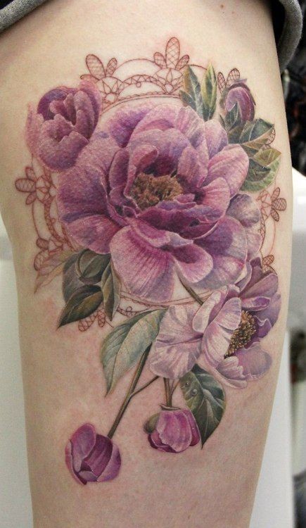 腿部甜美的彩色大逼真的花朵纹身图片