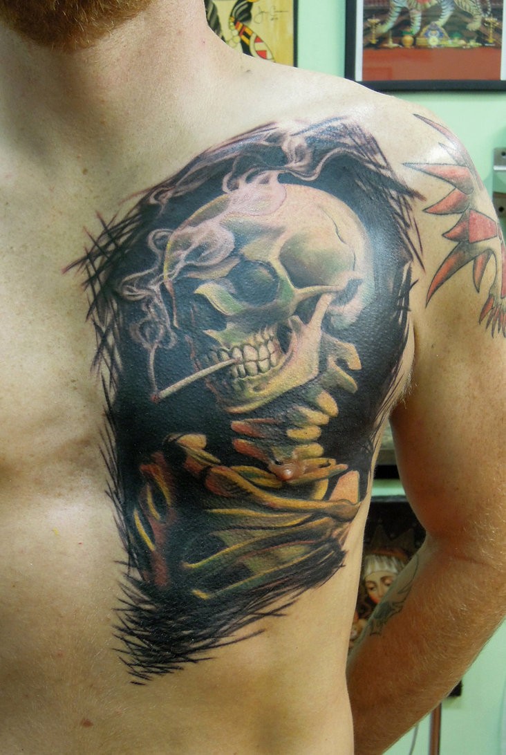 胸部彩色吸烟的骷髅头纹身图案