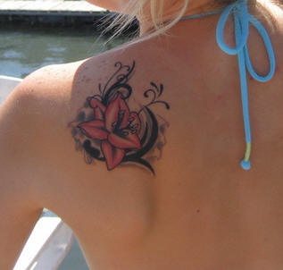 女性肩部彩色罂粟花纹身图片
