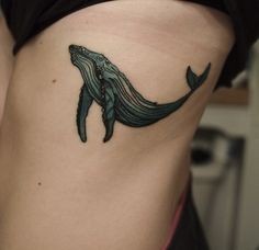 腰侧黑色鲸鱼纹身图片