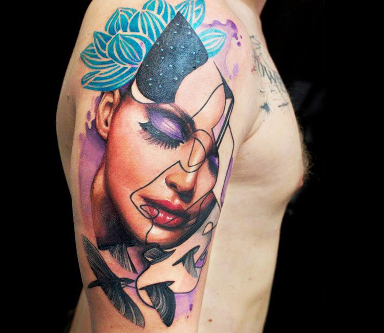 肩部彩色妇女肖像纹身图案