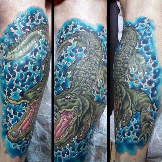 腿部彩色逼真的鳄鱼纹身图片
