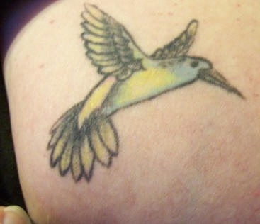 腿部彩色黄色的蜂鸟纹身图片