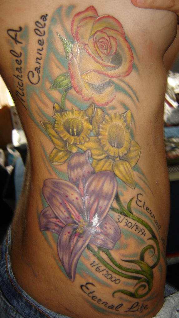 腰侧彩色百合花与玫瑰纹身图案