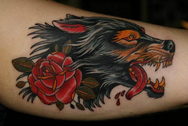 传统的老式狂暴血腥的狼和红色玫瑰纹身图片