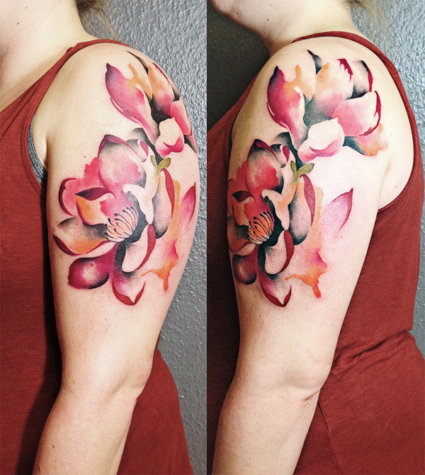 女性肩部彩色各种花卉纹身图片