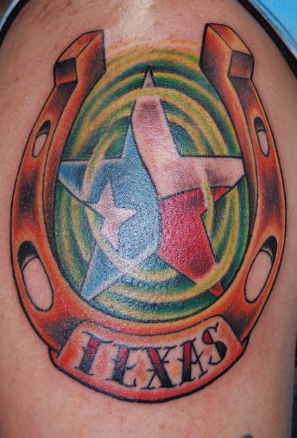 肩部彩色德克萨斯州马蹄铁与五角星纹身