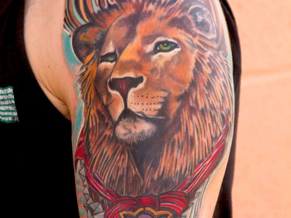 肩部的彩色狮子头纹身图片