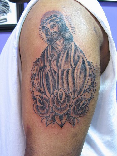 肩部棕色耶稣纹身图案