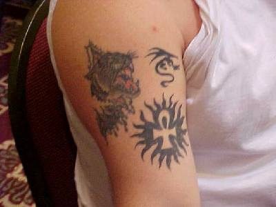 肩部十字符号和老虎纹身图案