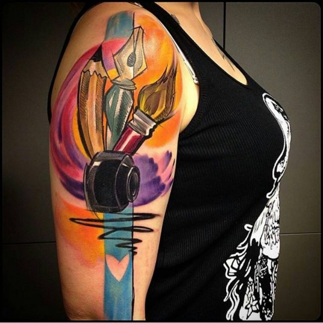 女性肩部彩色铅笔与刷子纹身图案