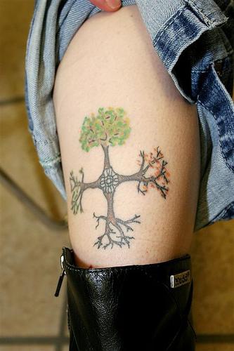腿部四个季节的树纹身图片