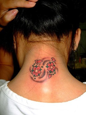 女性脖子樱桃花纹身图案