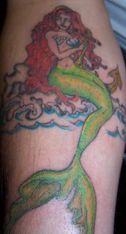 手臂彩色红头发的美人鱼纹身