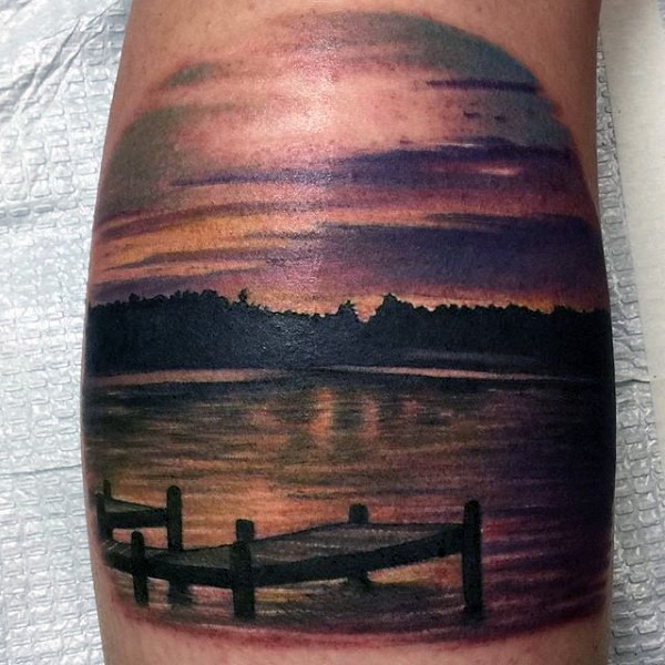 腿部逼真的彩色湖岸纹身图片