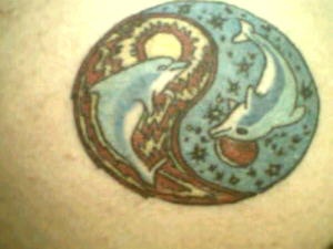 肩部彩色阴阳纹海豚纹身图案