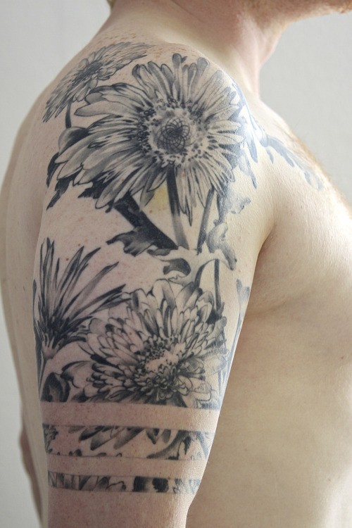 男性肩部黑灰逼真的花朵纹身图片