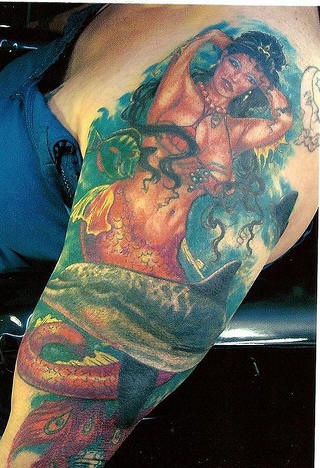 肩部彩色逼真的美人鱼和海豚纹身