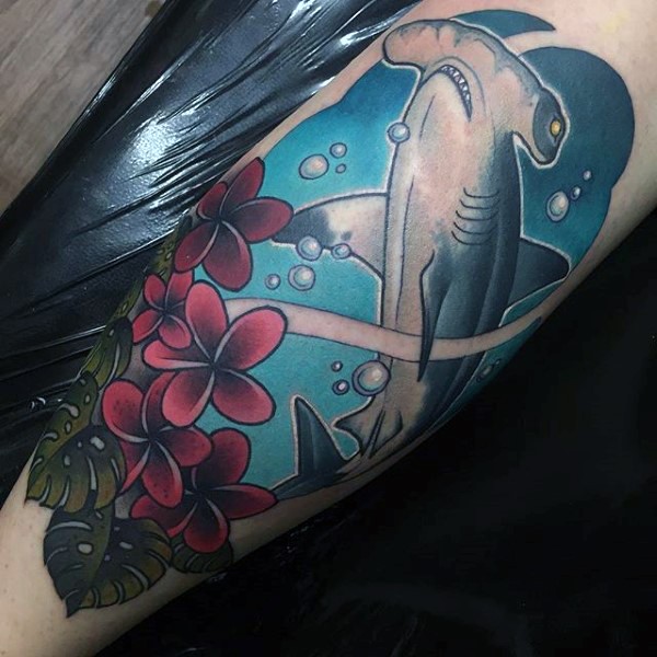 腿部彩色的锤头鲨和鲜花纹身图案