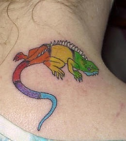 脖子彩虹色蜥蜴纹身图片