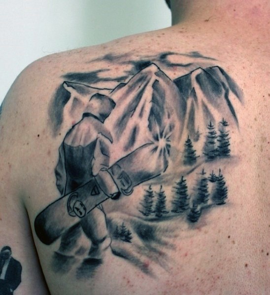 肩部棕色男子滑雪和高山纹身图片